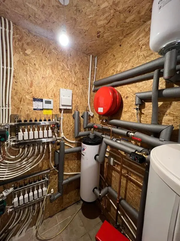 Underfloor heating manifold and plant room installation